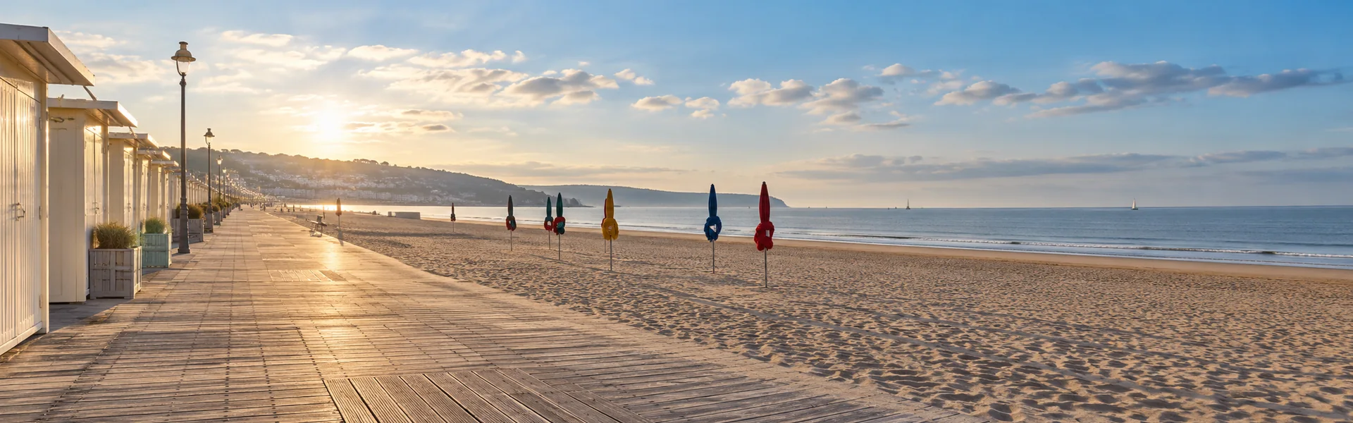 Illustration d’une promenade et d’une plage inspirées de Deauville