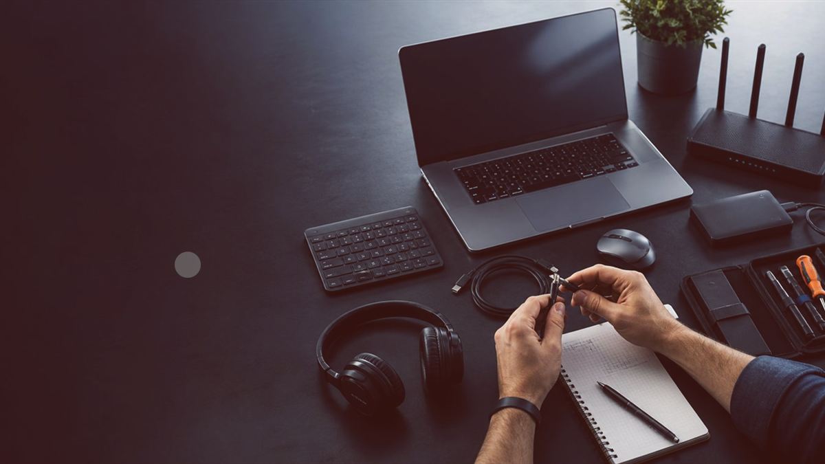 Comparaison d’un ordinateur portable et de ses accessoires avant un achat